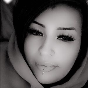 Meet your Posher, Tee